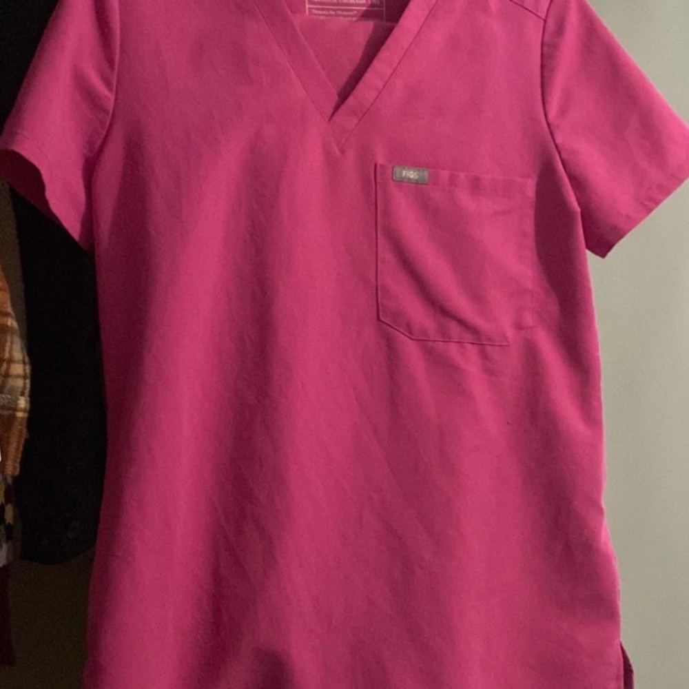 Figs electric orchid scrub top